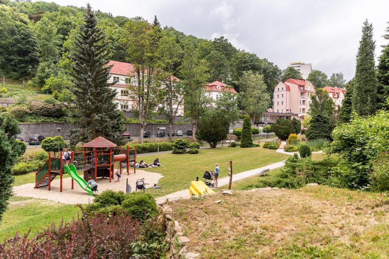 Apartmany Nad Slikovkou ヤーヒモフ エクステリア 写真